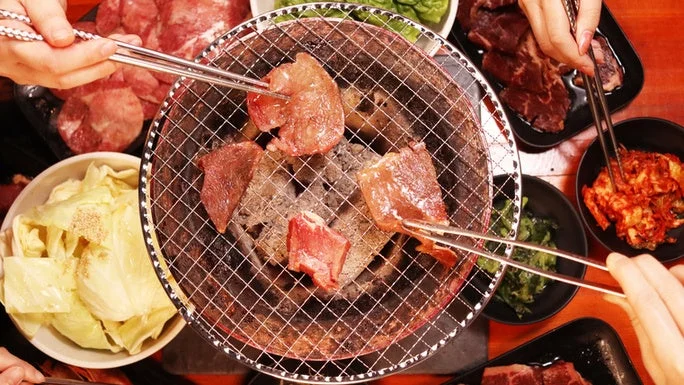上からの焼肉風景
