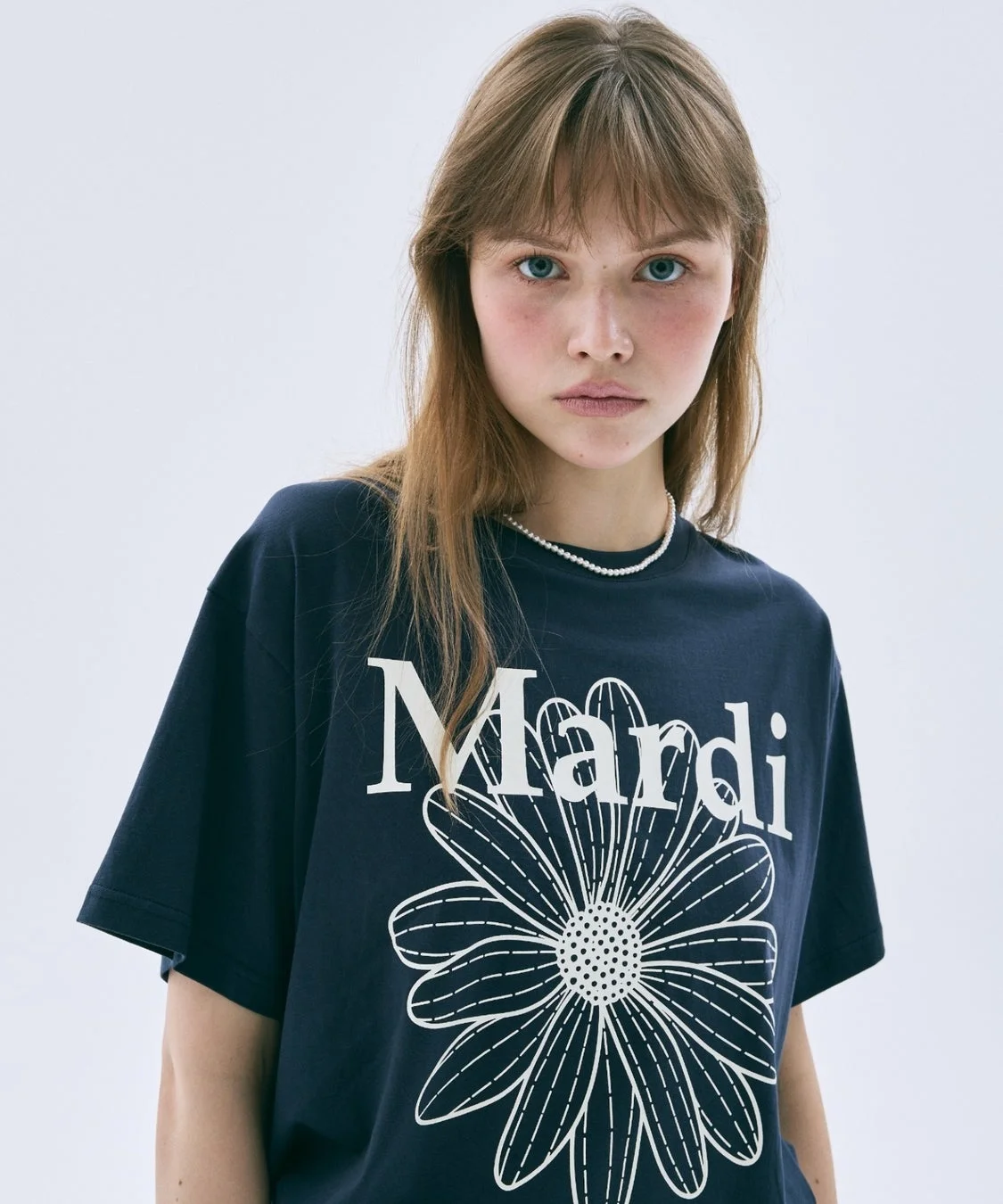 紺色のMardi Tシャツを着た女性