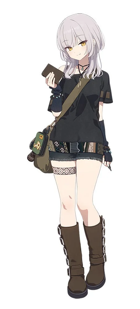 白い背景に立つ、銀髪で黄色い瞳のアニメ風の少女のイラストです。黒いトップスとショートパンツを着用し、茶色のブーツとショルダーバッグを身につけています。左手には小さな本を持っており、カジュアルで少し冒険的な雰囲気が漂っています。