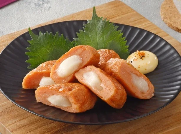 黒い皿に盛り付けられた揚げ物