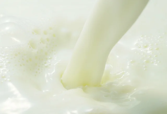 牛乳が注がれる様子