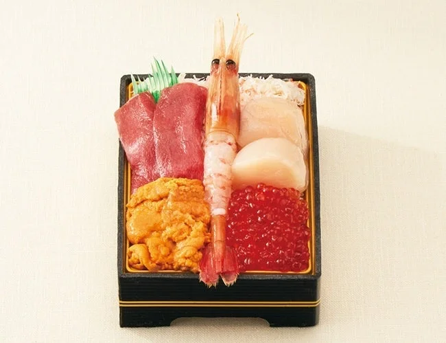 様々な新鮮な海の幸が詰められた豪華な海鮮弁当