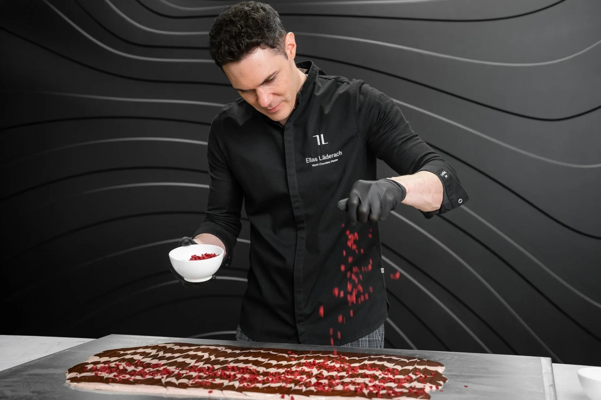 ワールド・チョコレートマスターのエリアス・レダラッハ氏がトッピングを行う様子
