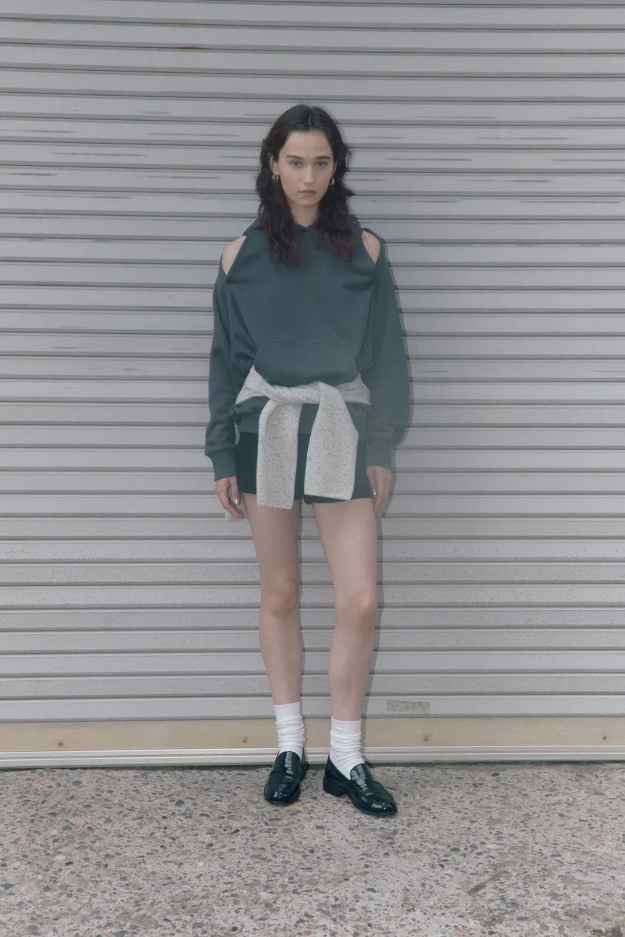 フーディーとショートパンツの女性