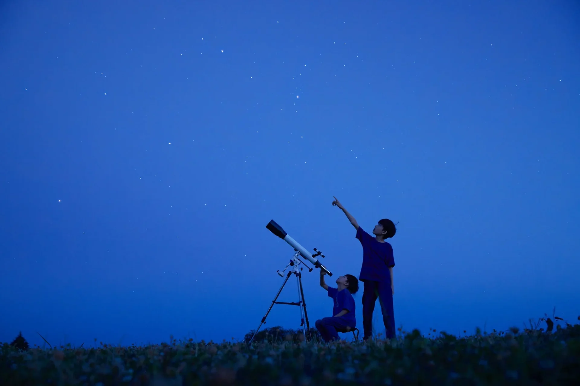 望遠鏡で星を観察する子供たち