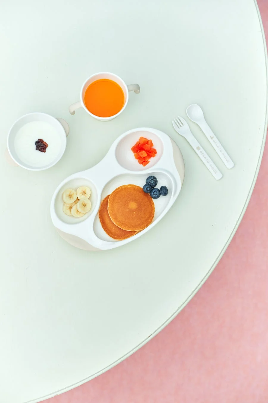 子供用食器に盛り付けられた朝食セット