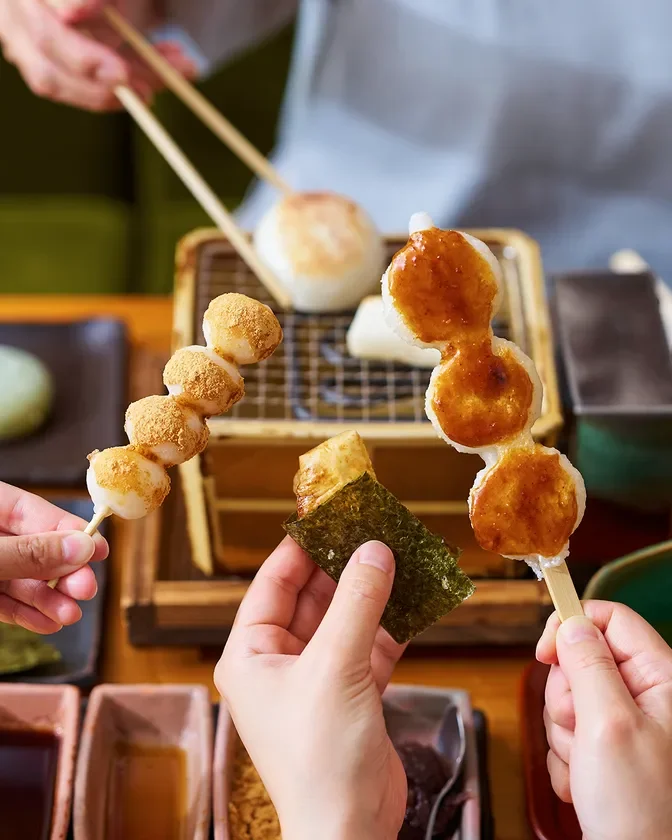 日本食,和菓子,団子,みたらし団子,きなこ団子,餅,焼き餅,海苔,グルメ,デザート,スイーツ,手元,食べる,伝統