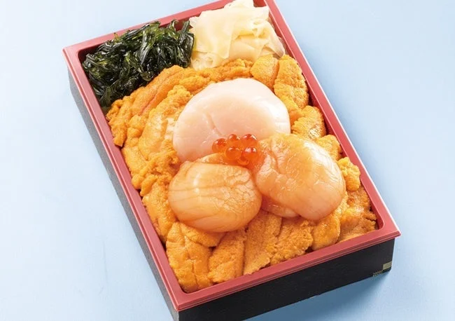 鮮やかなウニを敷き詰めた豪華な海鮮弁当