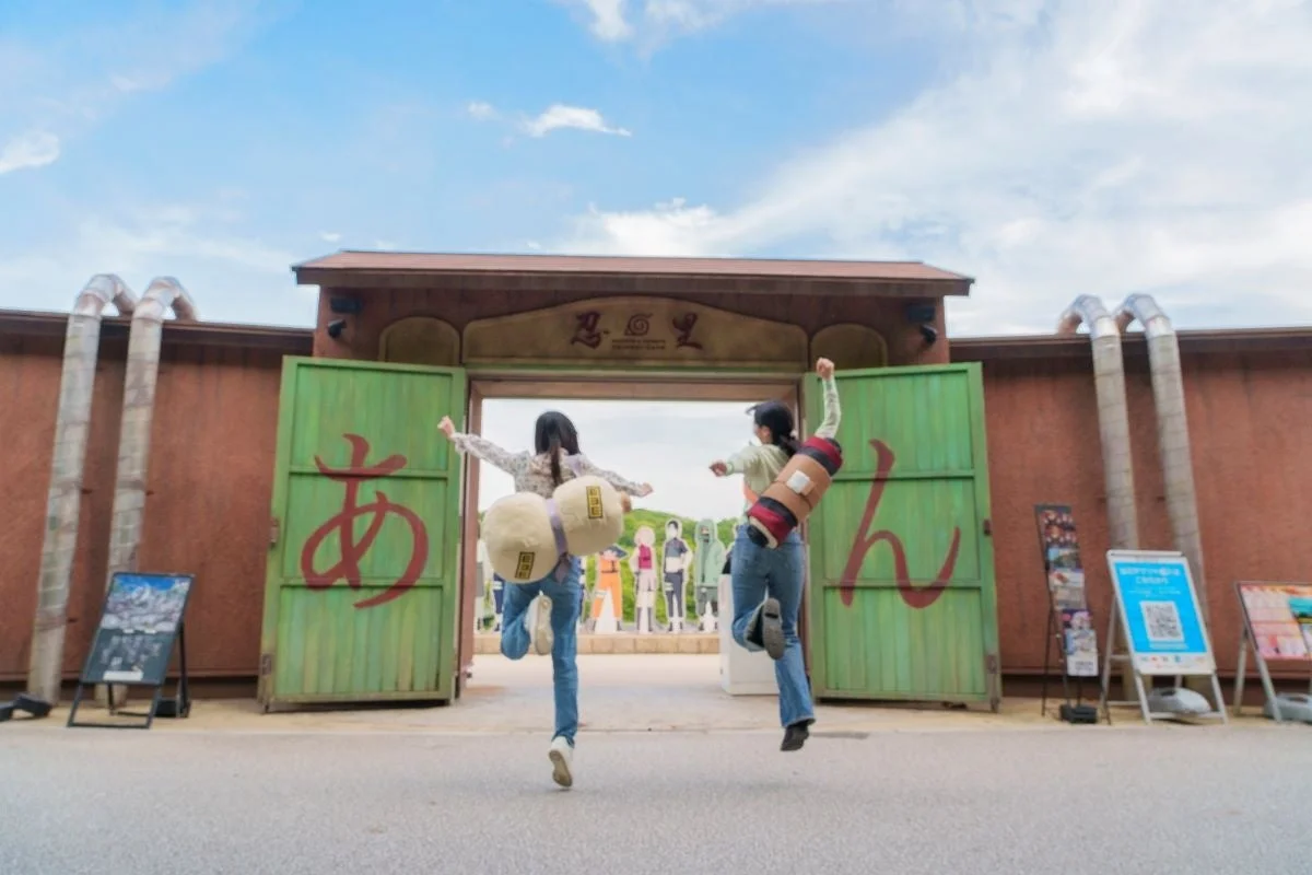 門の前でジャンプする人々