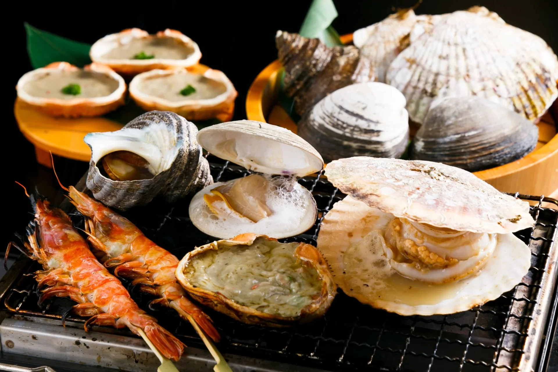 卓上コンロで焼かれる浜焼き