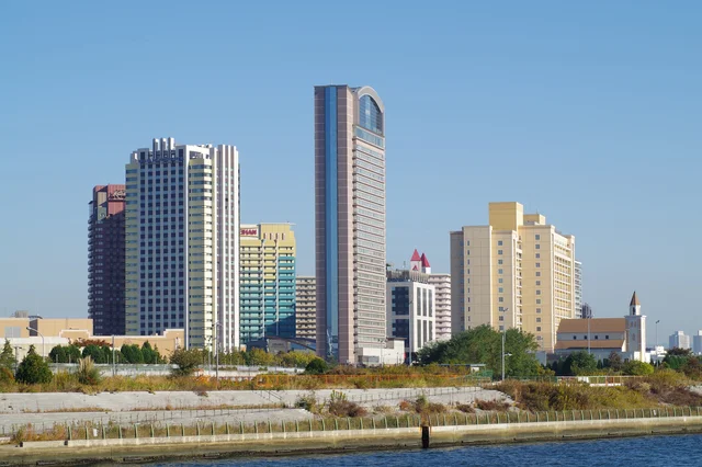 都市のホテル群の風景