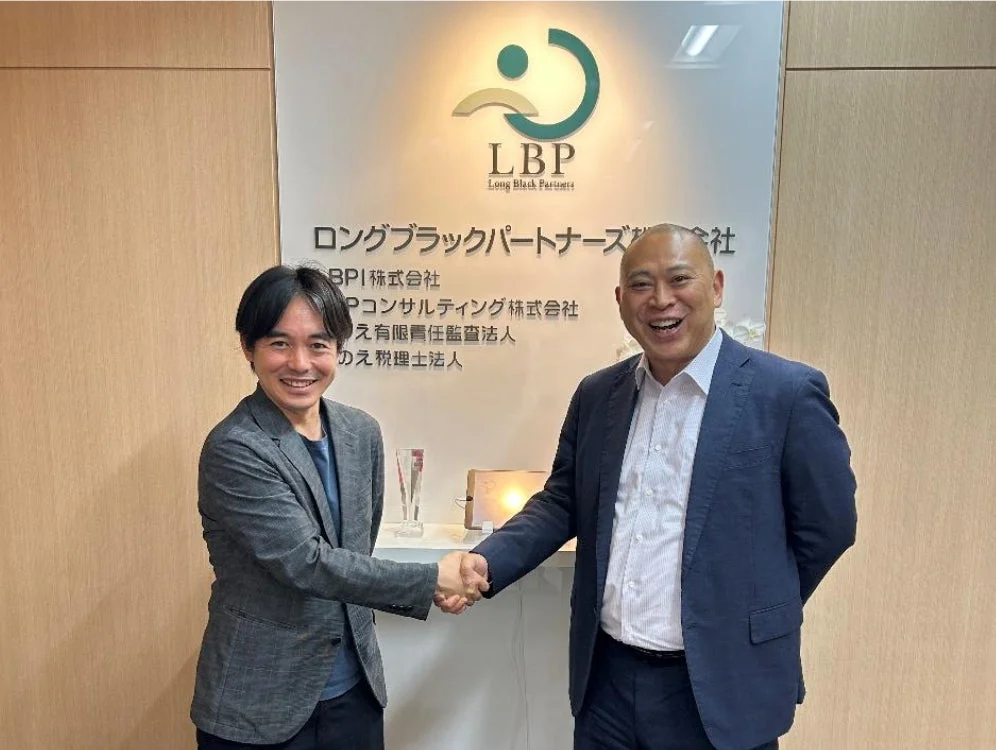 オフィスで握手を交わすビジネスマン