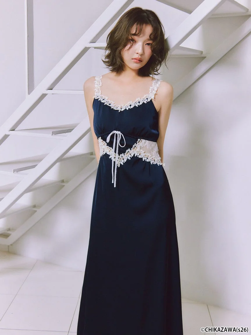 ネイビーのロングスリップドレスを着用したショートヘアの女性モデル