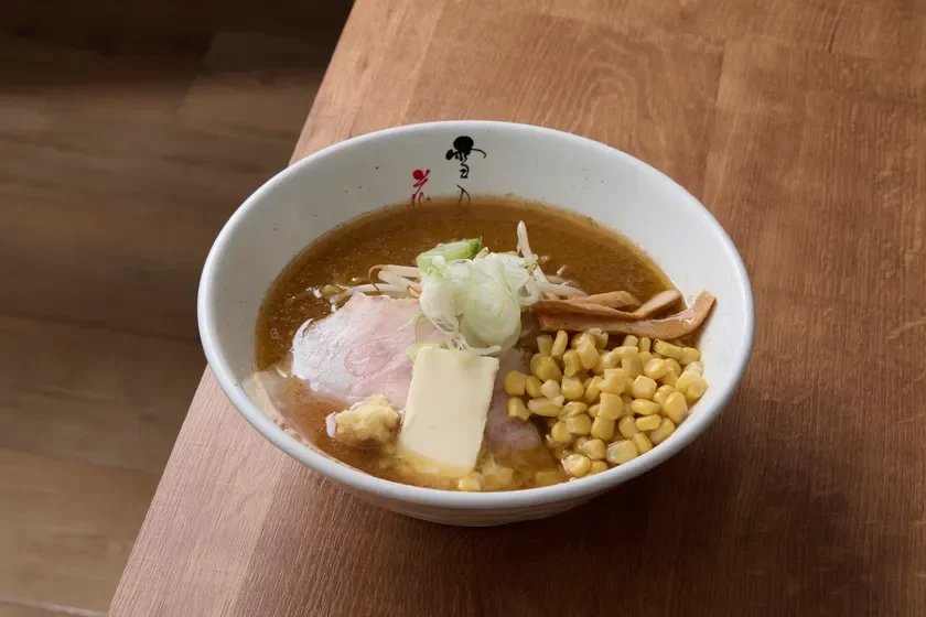 白地の器に入った味噌ラーメン