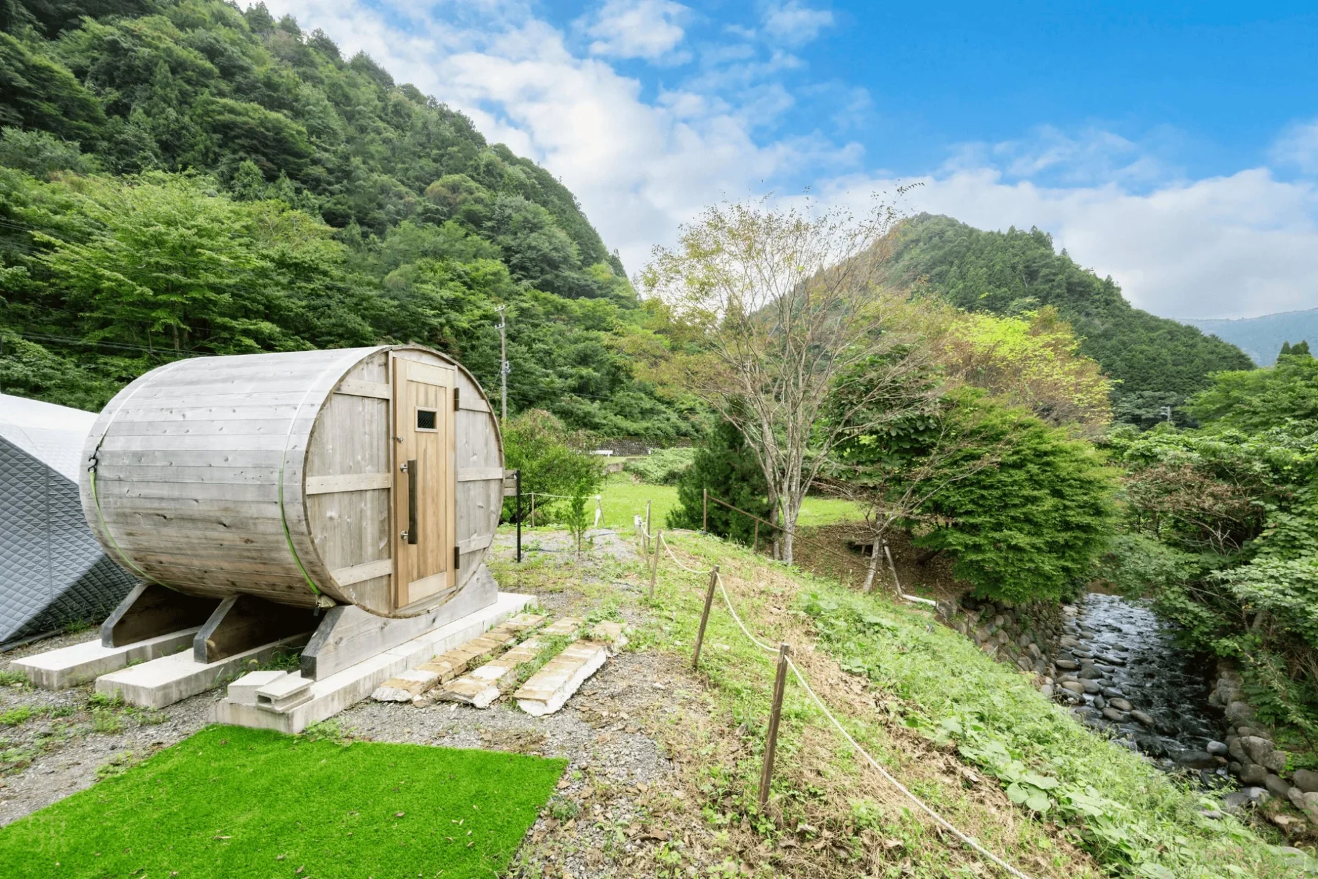 バレルサウナと川の景色