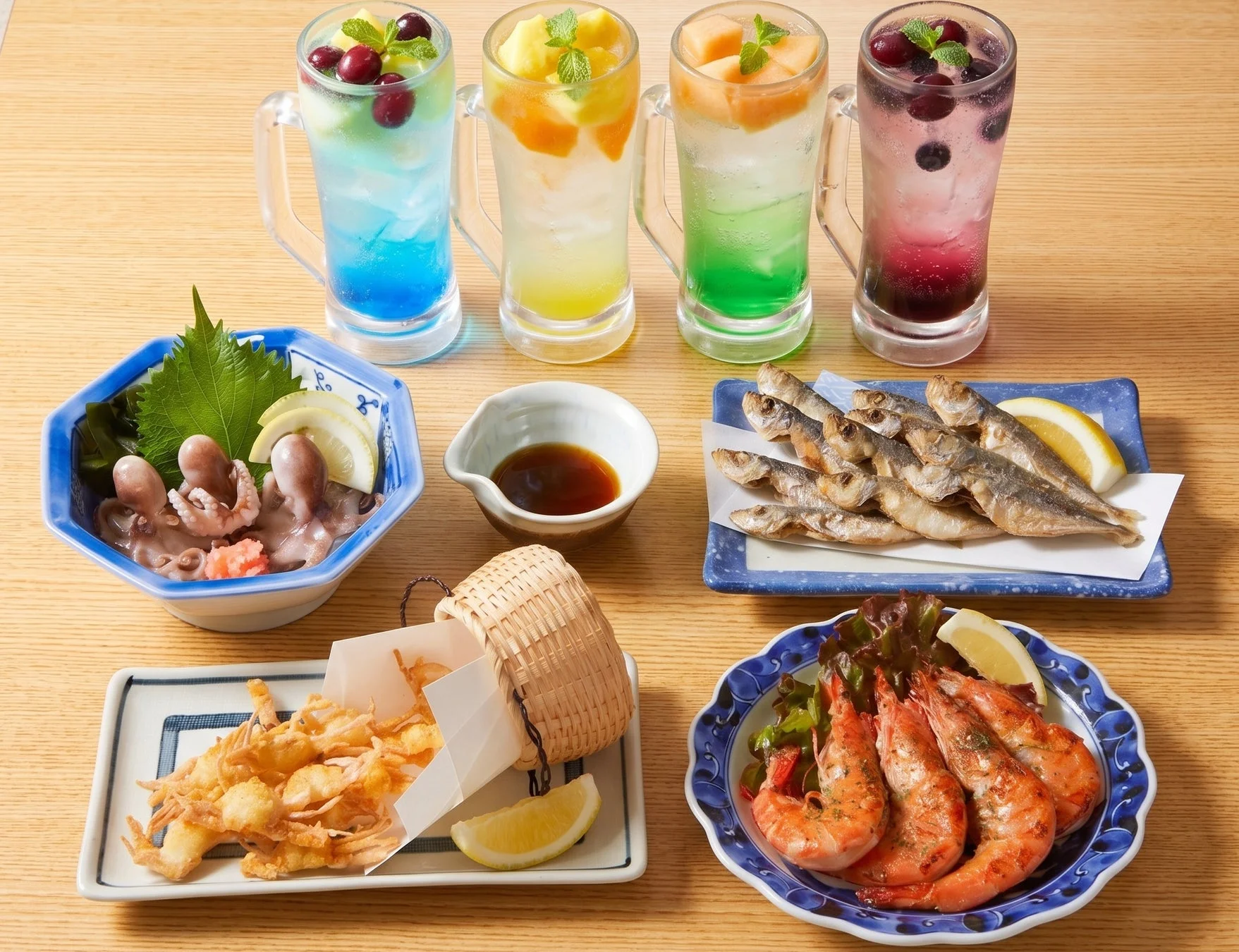 色鮮やかなフルーツサワーと海鮮料理