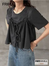 黒い半袖のトップスを着た女性が写っています