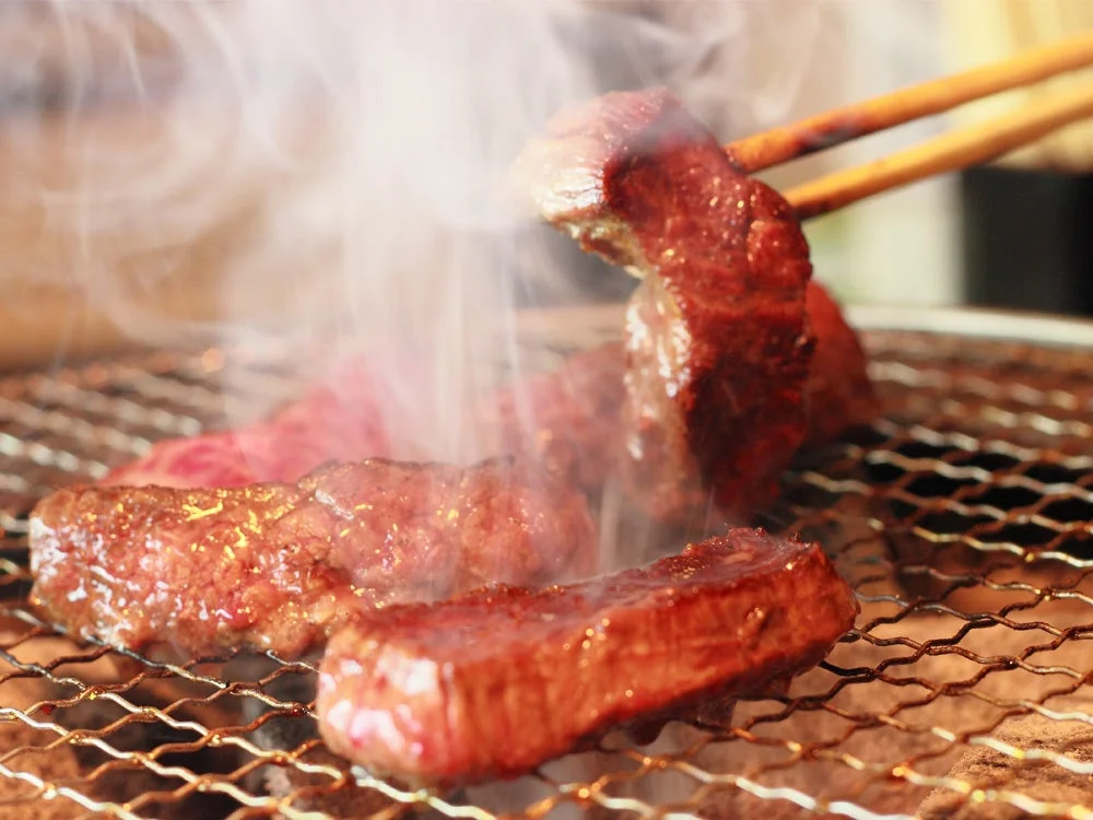 焼肉が焼かれている様子