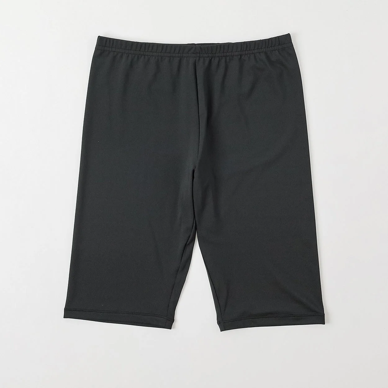 シンプルなデザインの黒いハーフパンツ