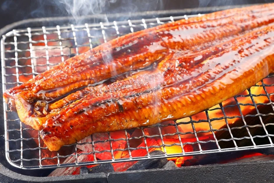 炭火で香ばしく焼かれたうなぎの蒲焼き