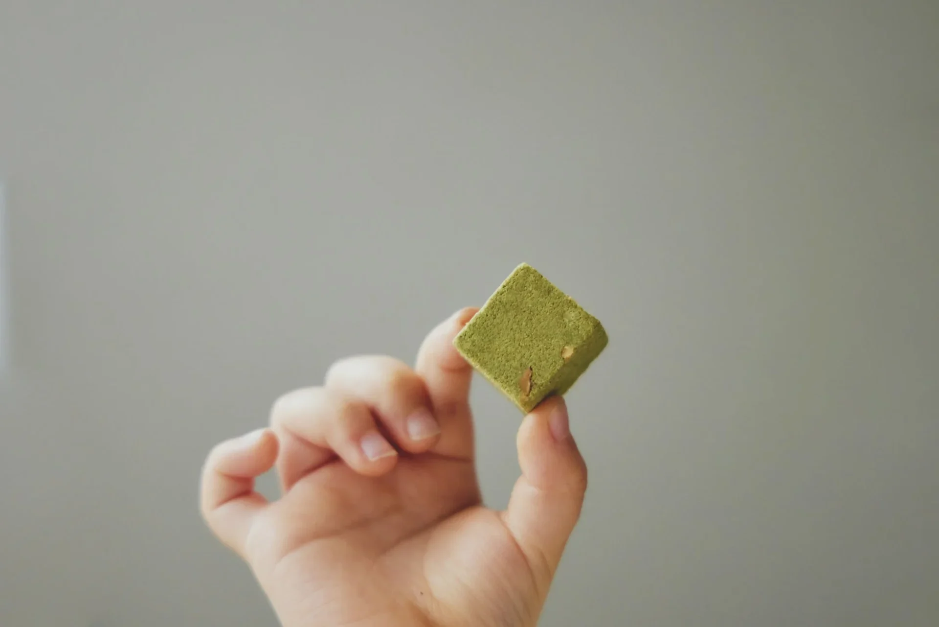 抹茶味のたんぱくキューブ