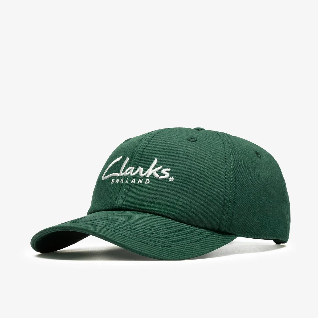 白い背景に置かれた深緑色のベースボールキャップで、前面には「Clarks ENGLAND」と白く刺繍されたロゴがあしらわれています。