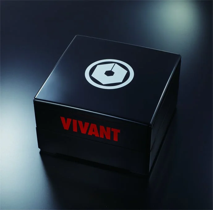 黒い背景に置かれた、VIVANTのロゴと文字がデザインされた光沢のある黒い箱