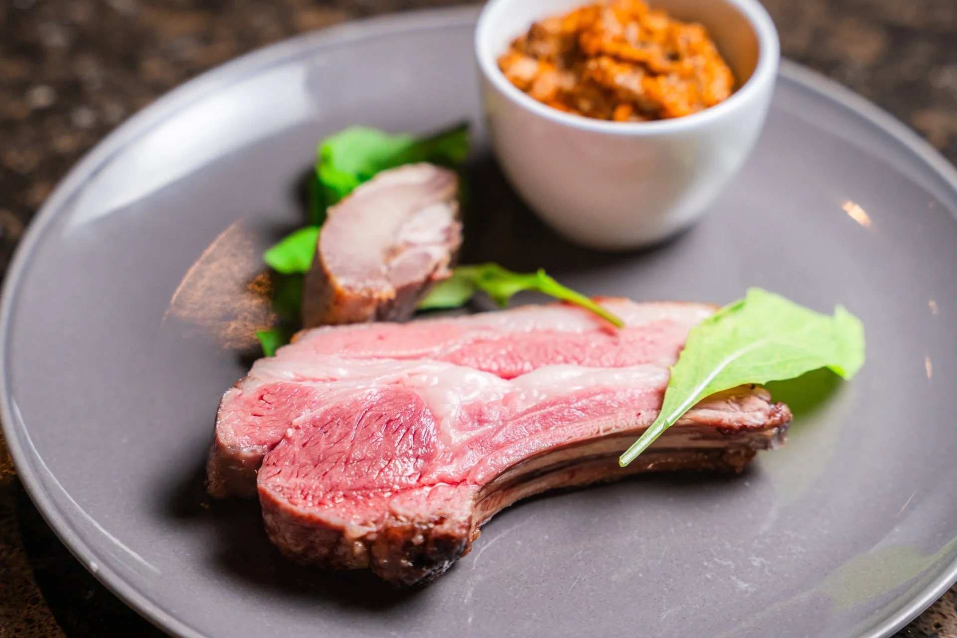 ミディアムレアに焼かれた骨付き肉のロースト