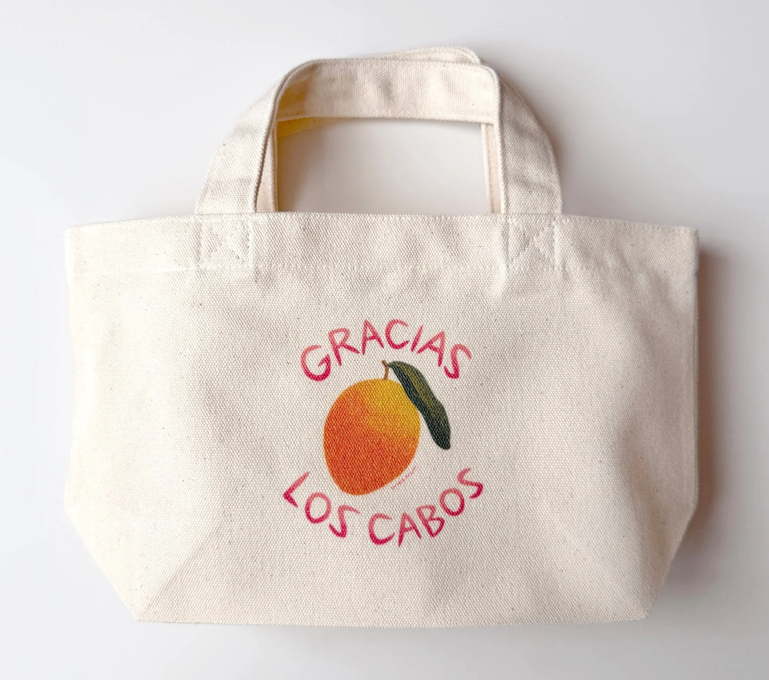 GRACIAS LOS CABOSとマンゴーのイラストが描かれたトートバッグ