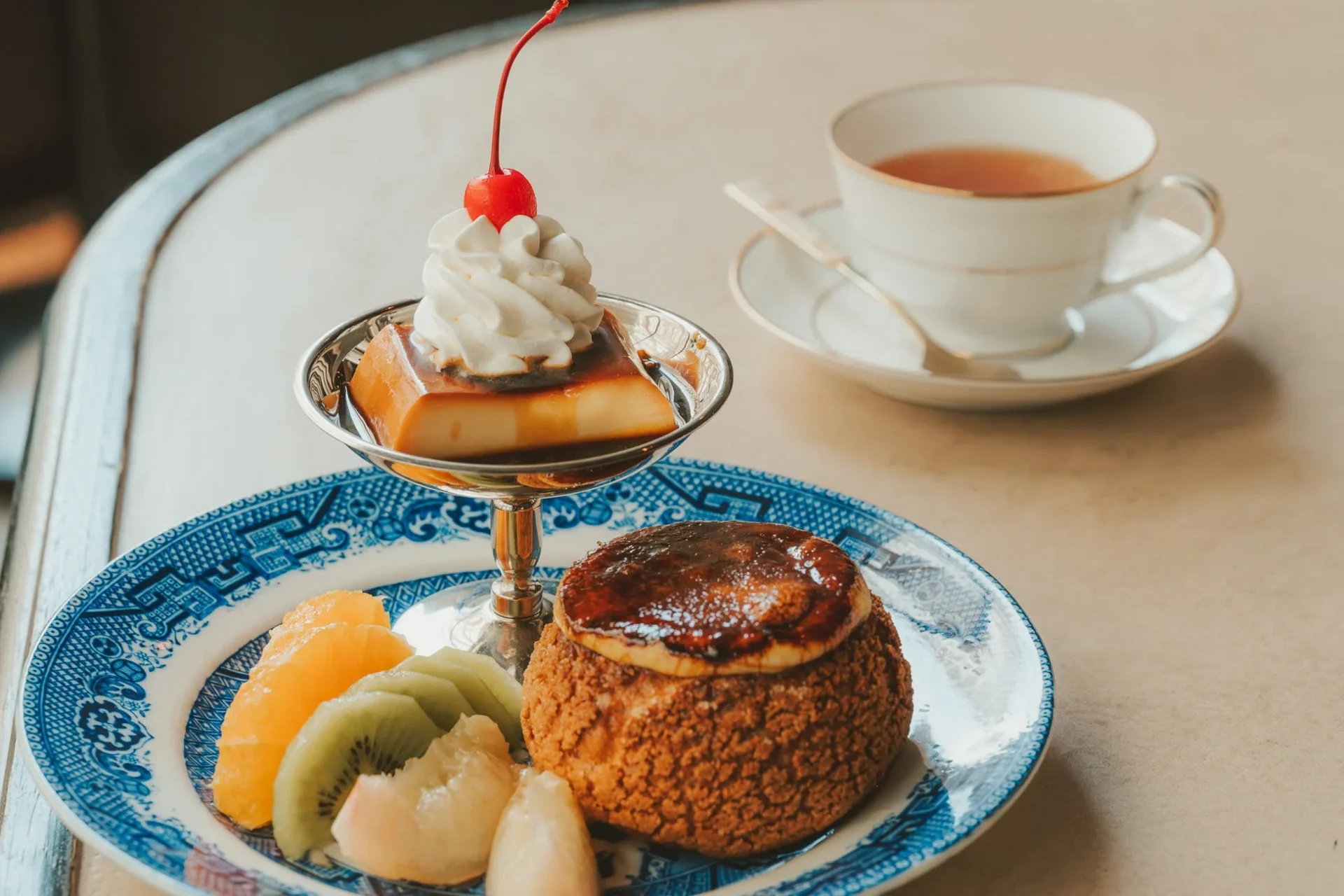 デザートプレートと紅茶