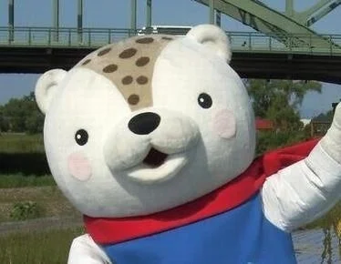 白いクマのようなマスコットキャラクター