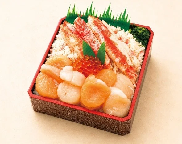 カニの脚肉とほぐし身、ホタテ、いくらが贅沢に盛り付けられた海鮮弁当