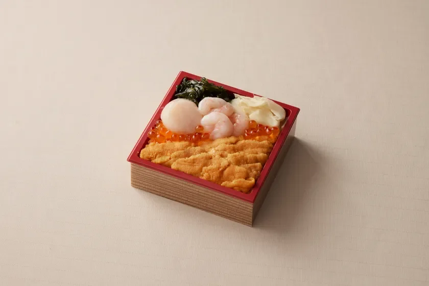 たっぷりの雲丹といくらをベースに、ホタテ、エビなどが彩り豊かに配置された海鮮丼