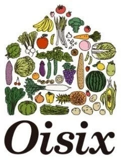 様々な種類の野菜や果物が家の形に美しく配置されており、その下に「Oisix」のロゴが大きく表示されています。新鮮で健康的な食材を扱うサービスのイメージを伝えています。