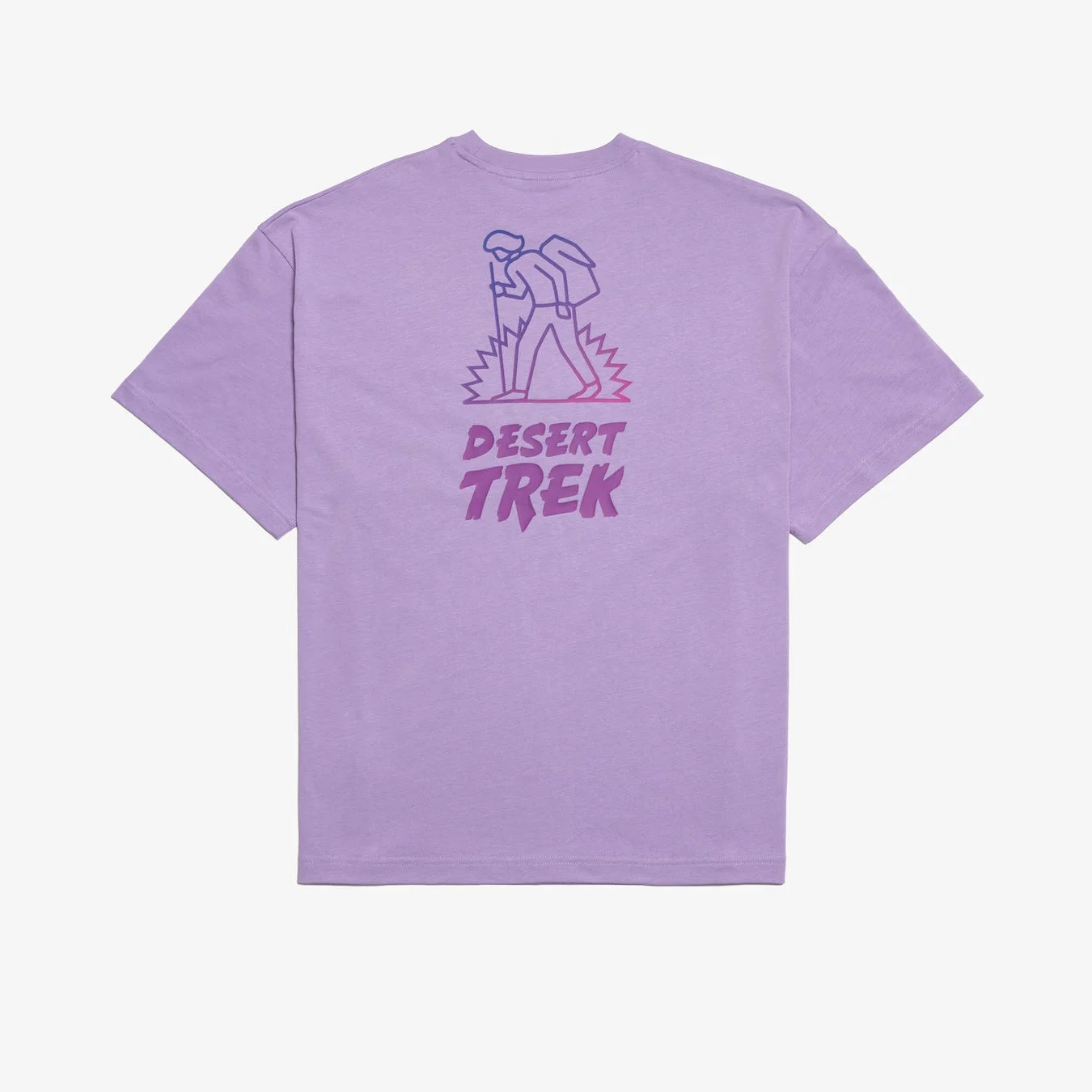 淡い紫色のTシャツの背面に、ハイカーのイラストと「DESERT TREK」の文字が描かれたグラフィックTシャツです。