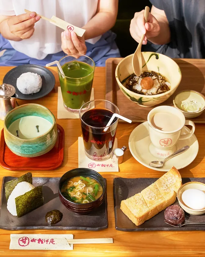 おにぎりや味噌汁、トーストなどが並ぶモーニングサービス