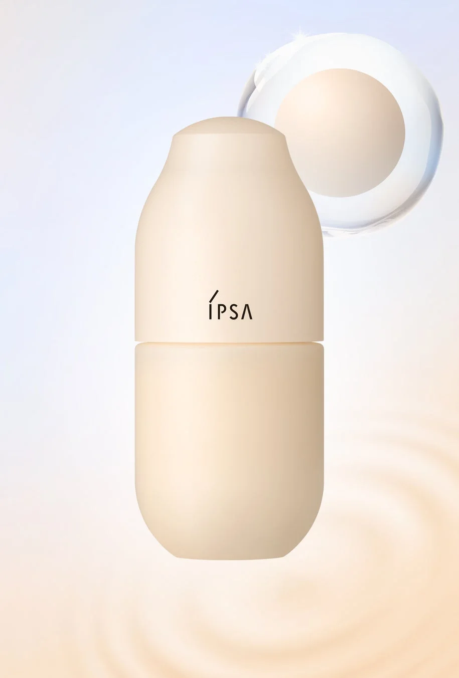 IPSAのベージュ色のシンプルなボトルが中央に配置され、背景には柔らかい光と液体のような模様が描かれた、清潔感のある化粧品のイメージです。