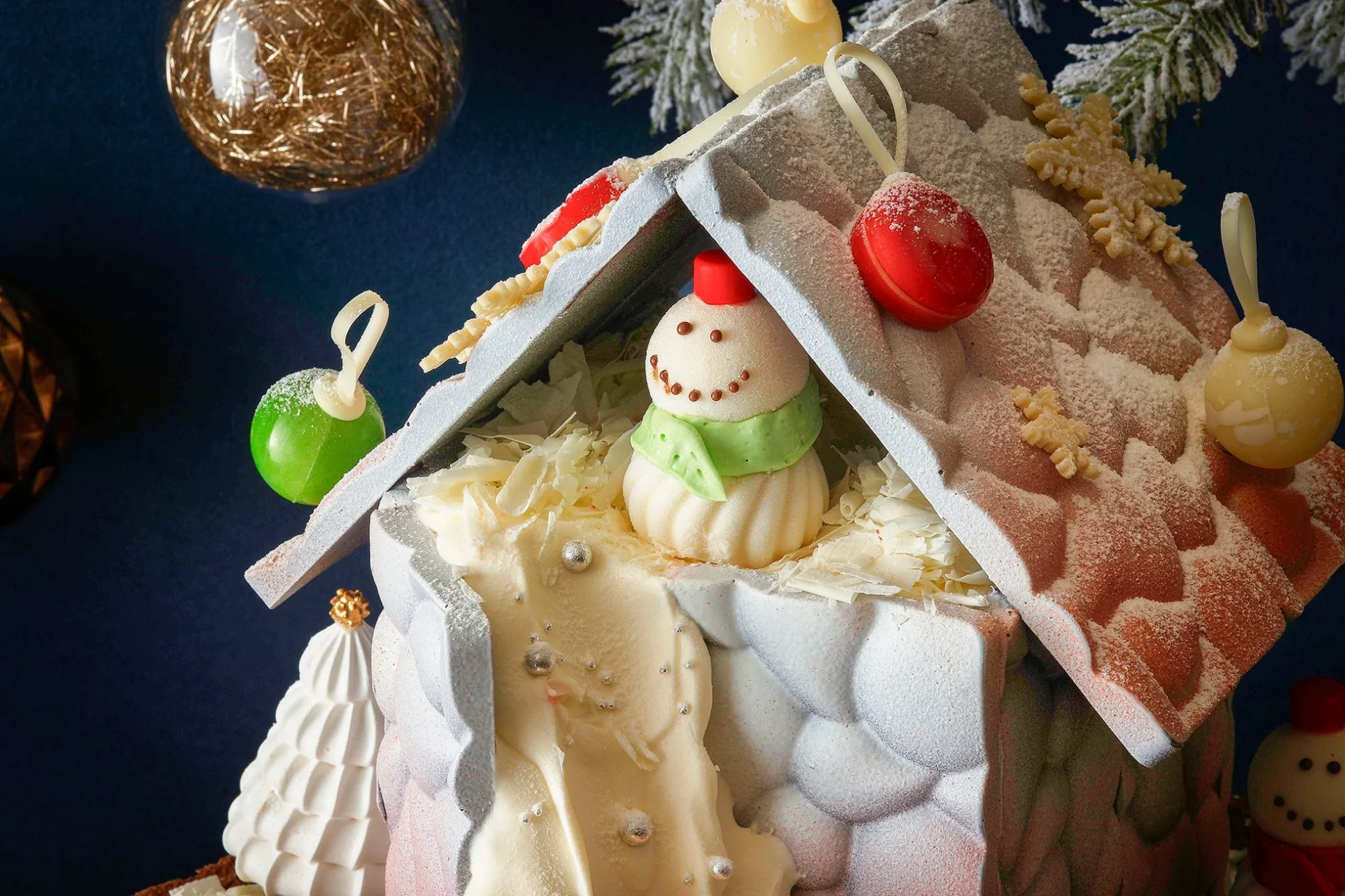 クリスマスをテーマにした、雪の家のようなデザインのケーキです。
