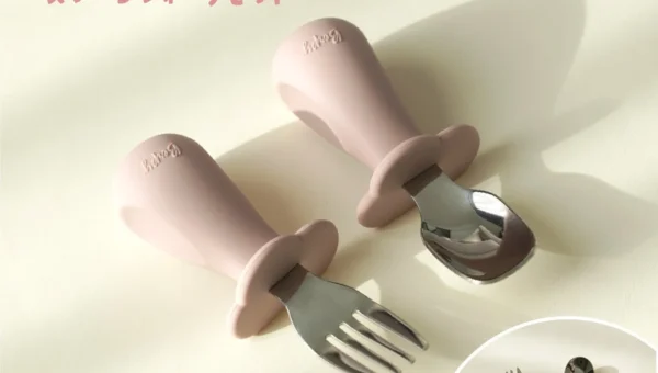 「できた！」を後押し！Berpyの幼児用カトラリー「にぎぱく スプーンフォークセット」がキッズデザイン賞を2年連続受賞