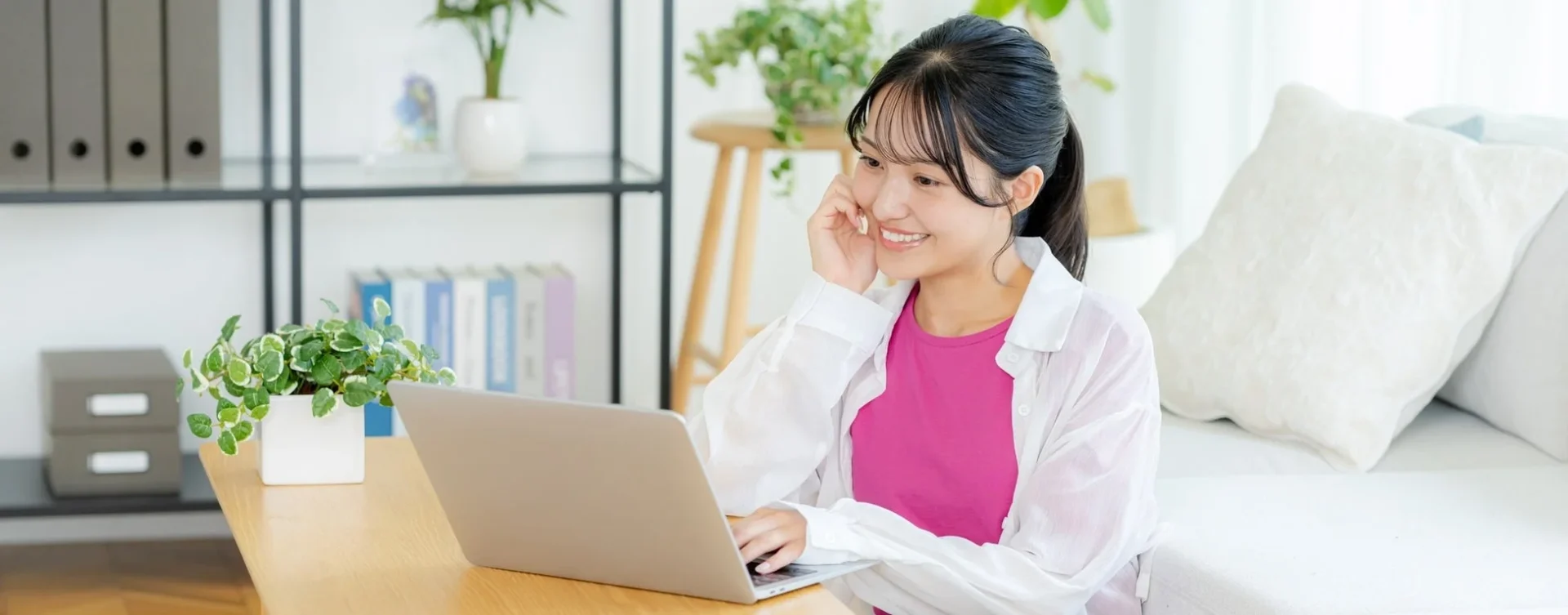 女性がノートPCを使っている画像