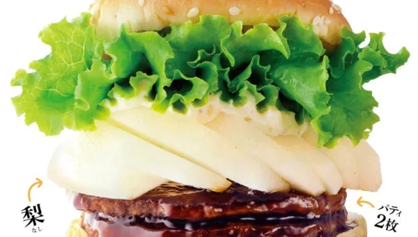 ドムドムハンバーガーから「梨のダブルてりやきバーガー」が2年ぶりに復活！シャリシャリ食感がたまらない人気メニューが2026年8月25日より期間限定販売