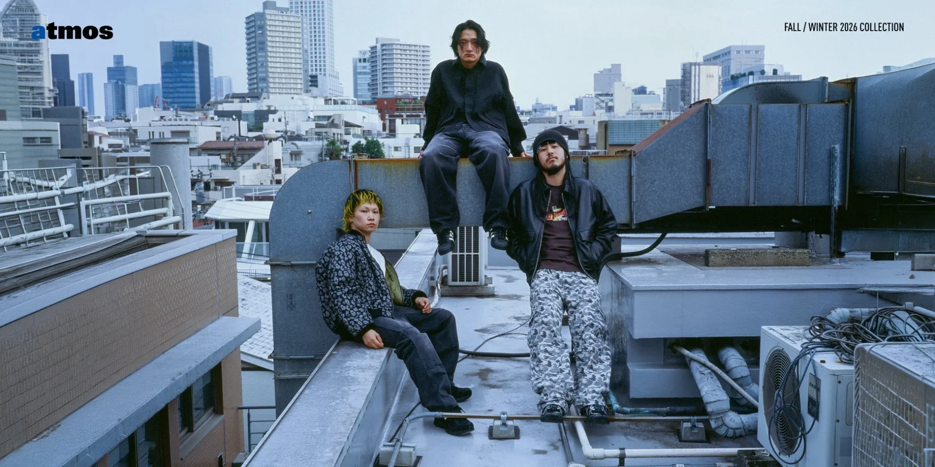 都会の屋上でポーズをとる3人の男性