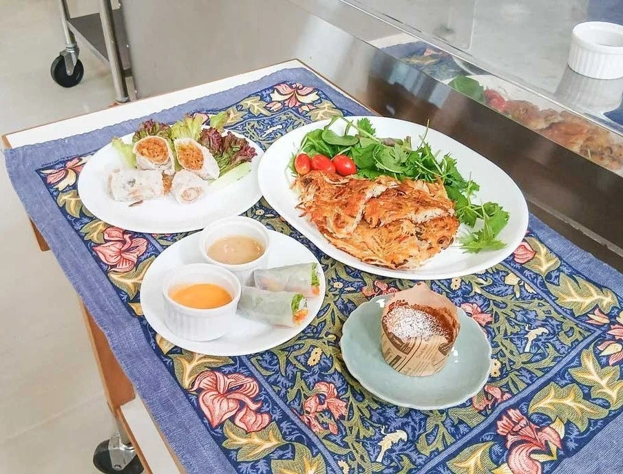料理教室で作られた生春巻きやマフィンなどが並べられた食卓の様子
