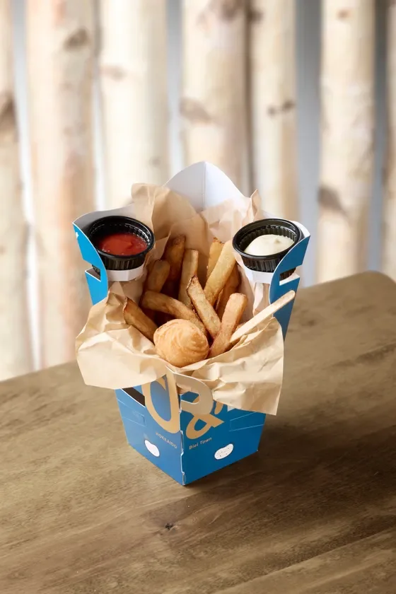 青い容器に入ったフライドポテトとケチャップ、マヨネーズ