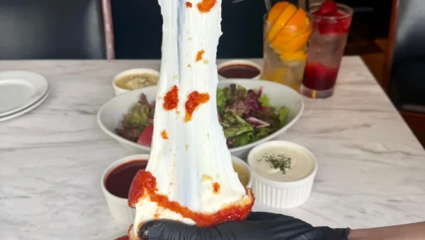 サクッと割ればチーズがとろ〜り！真っ赤な「RED CHEESE STICK」が新登場
