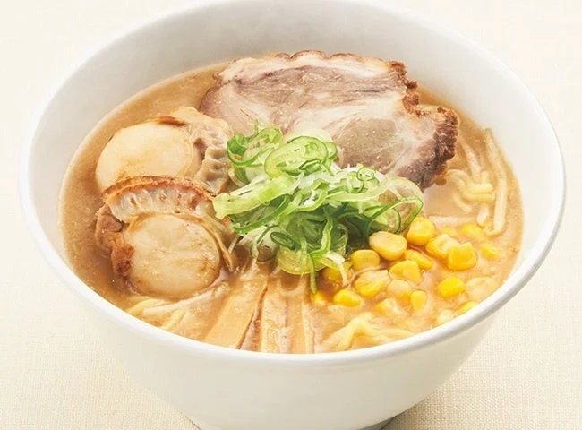チャーシュー、ホタテ、コーン、ネギ、メンマがたっぷりトッピングされたラーメン