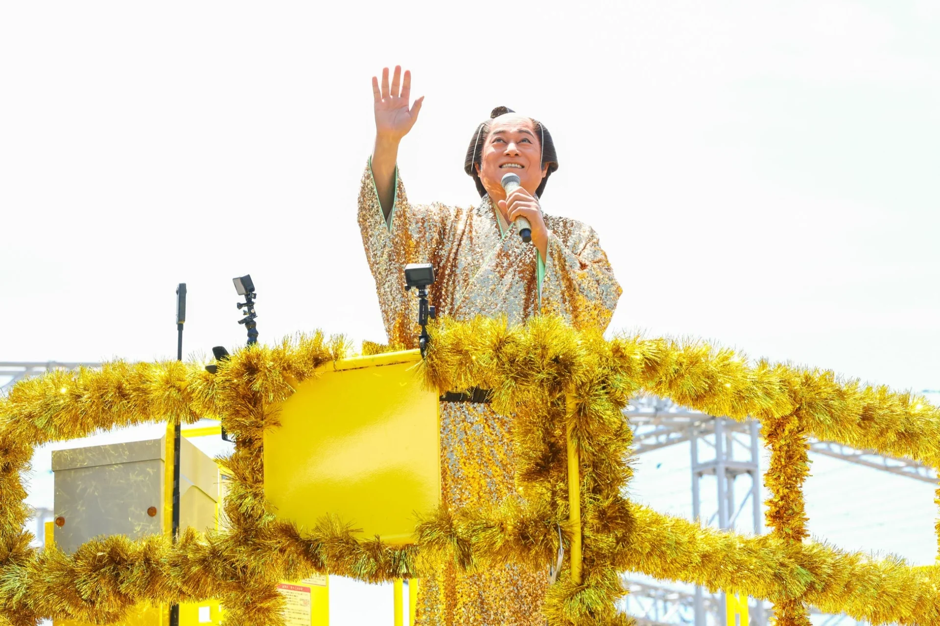 金色のきらびやかな衣装をまとった松平健さん