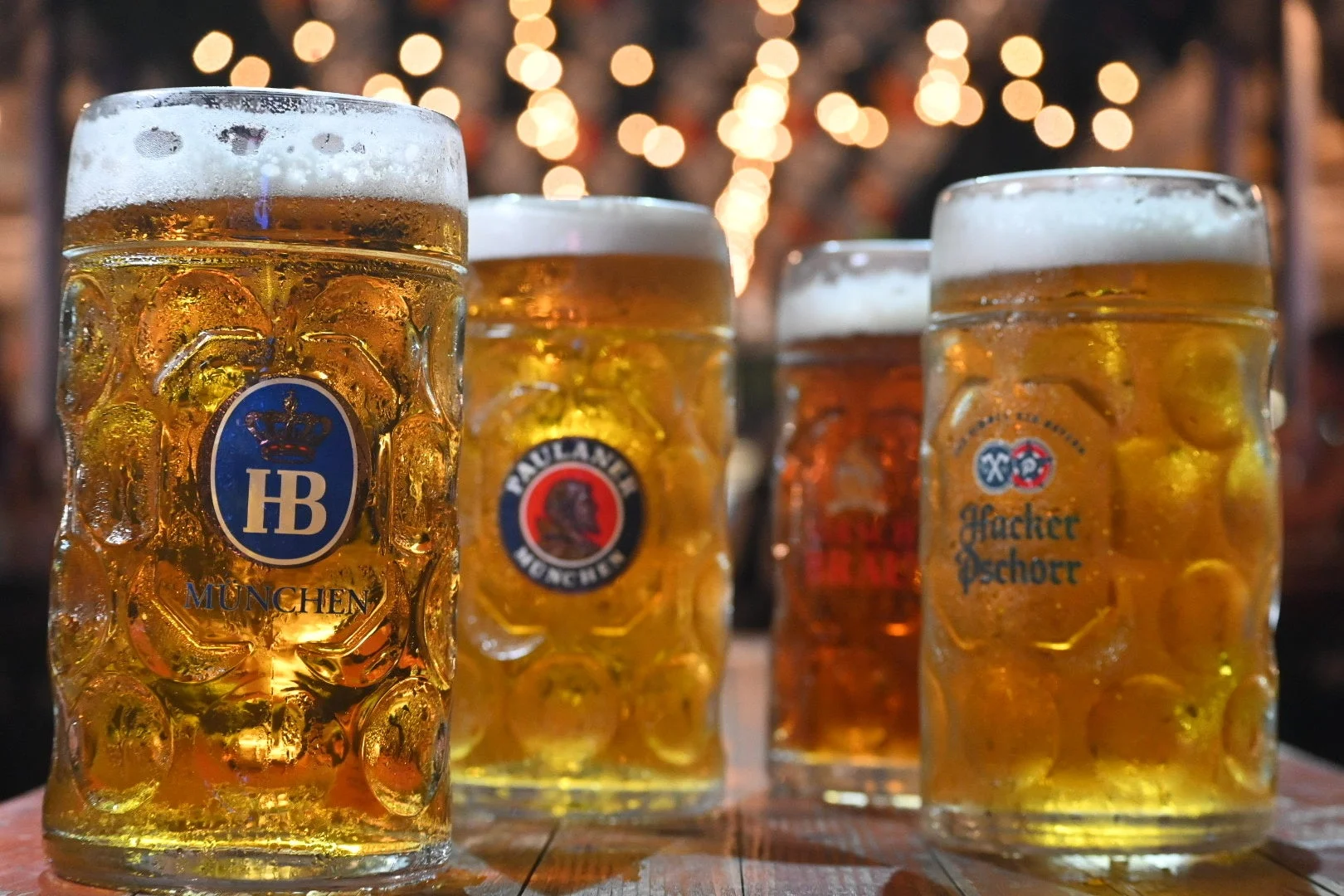 複数のドイツの有名ビールブランド、ホフブロイ、パウラナー、ハッカープショールのビアジョッキが並べられています。