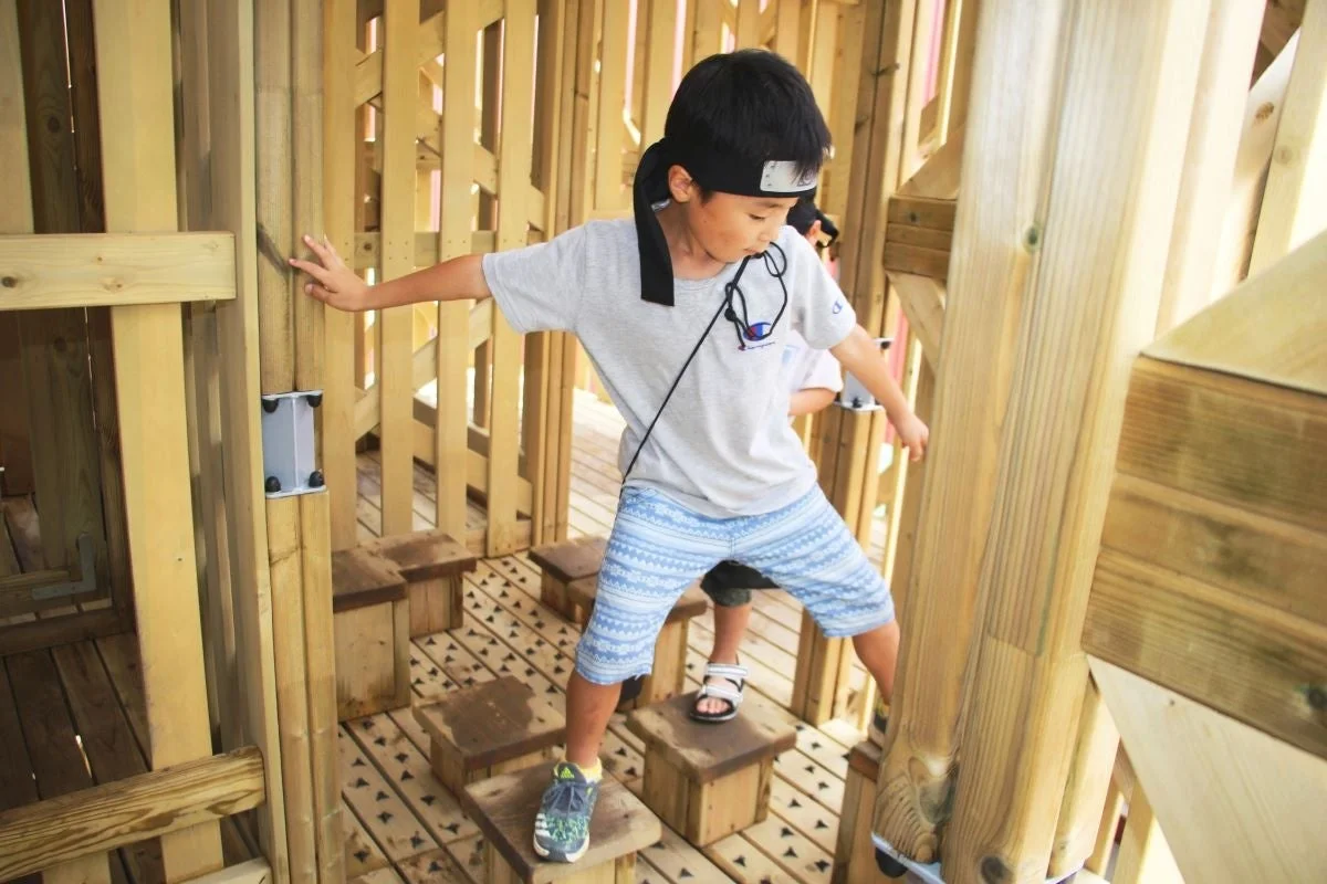 木製遊具で遊ぶ男の子