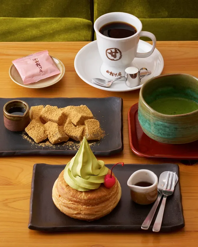 きな粉餅と抹茶ソフトクリームのシロノワール、コーヒー